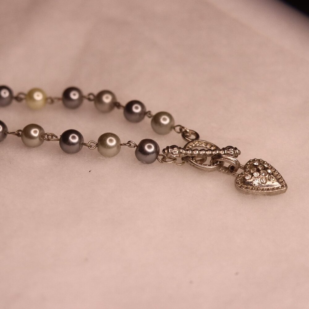 Greay Pearl style bead heart chart bracelet with open latch with metal chain - Picture 3 of 4